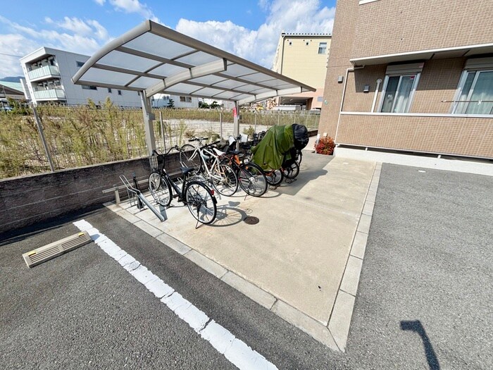 物件外観写真4　(駐輪場)