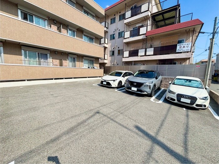 物件外観写真5　(駐車場)