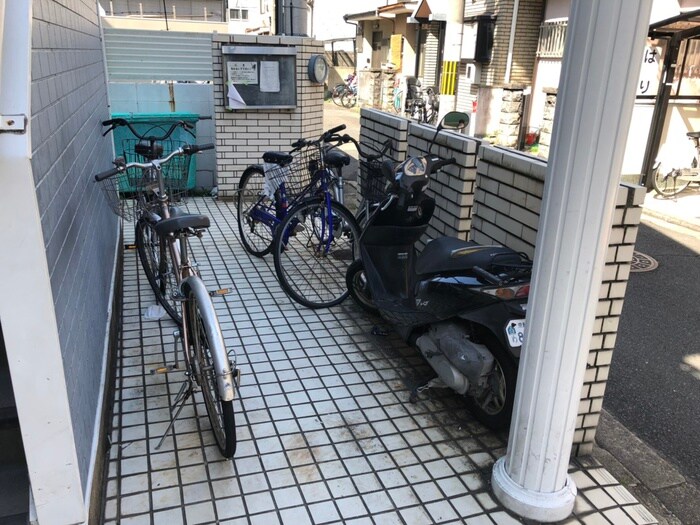 物件外観写真4　(駐輪場)