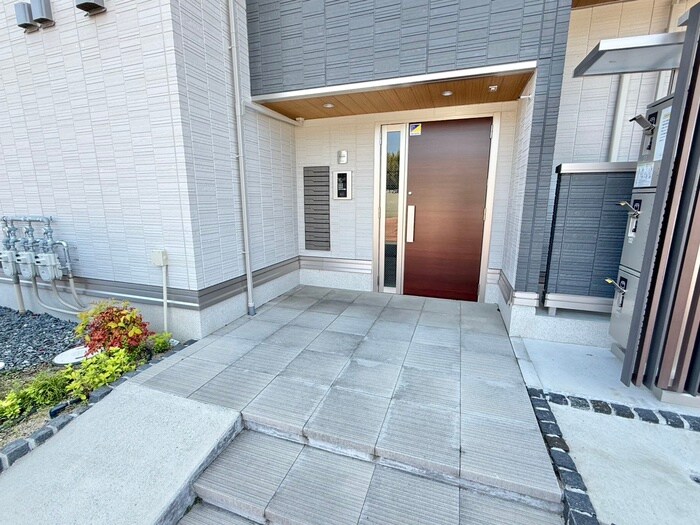 物件外観写真3　(エントランス部分)