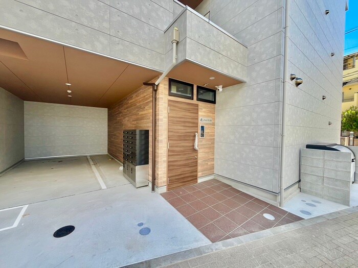 物件外観写真3　(エントランス部分)