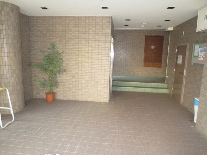 物件外観写真4　(エントランス部分)