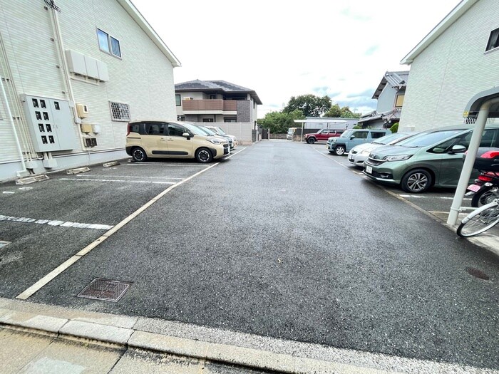 物件外観写真4　(駐車場)