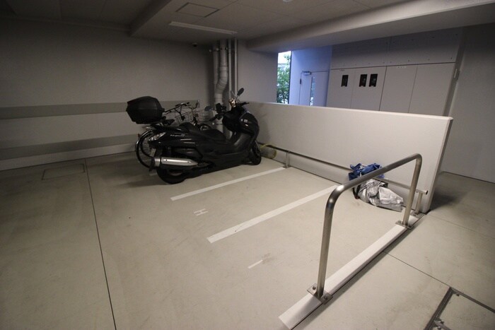 物件外観写真6　(バイク置き場)