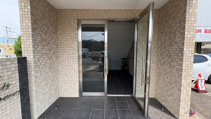 物件外観写真4　(エントランス部分)