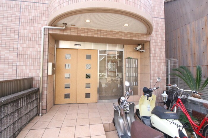 物件外観写真3　(エントランス部分)