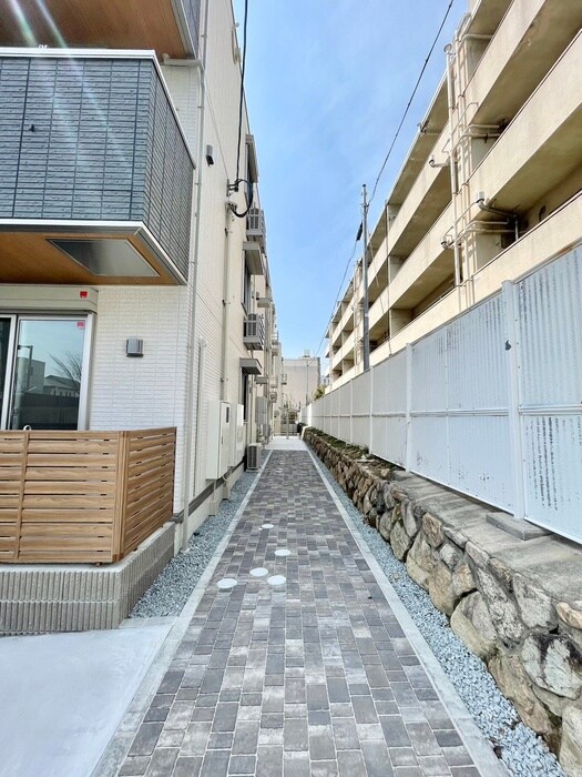 物件外観写真5　(エントランス部分)