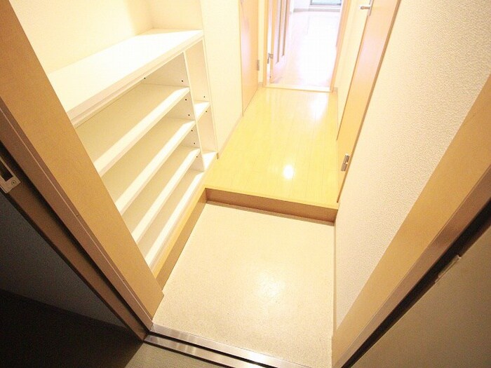 物件内観写真7　(玄関)