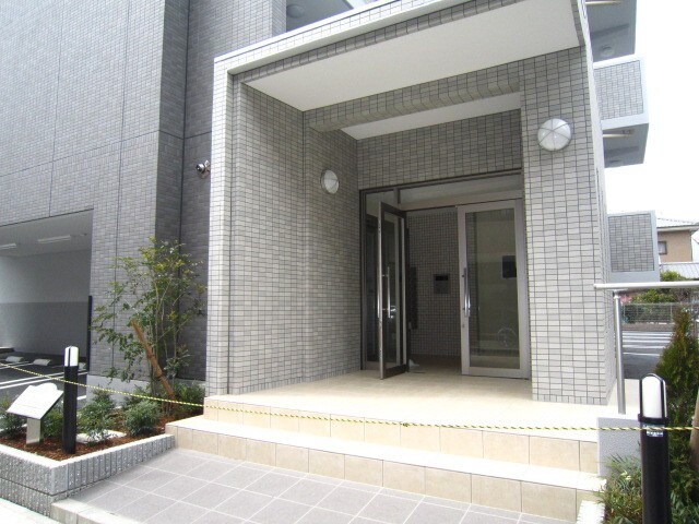 物件外観写真3　(エントランス部分)