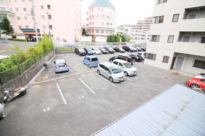 物件外観写真3　(駐車場)