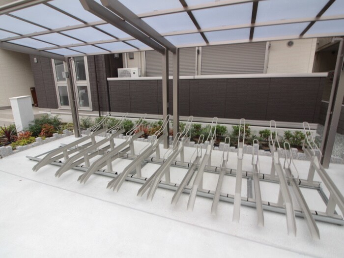 物件外観写真3　(駐輪場)