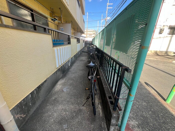 物件外観写真4　(駐輪場)