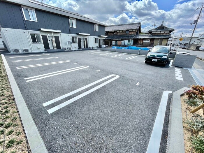 物件外観写真3　(駐車場)