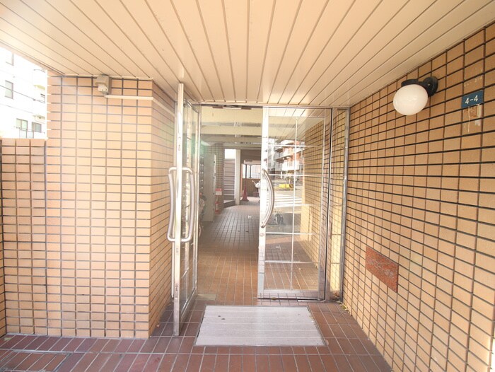 物件外観写真3　(エントランス部分)