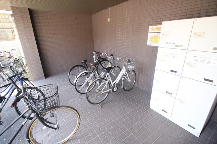 物件外観写真4　(駐輪場)
