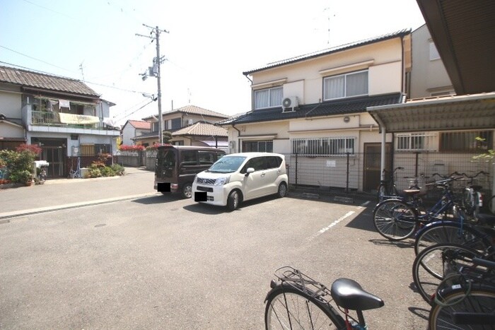 物件外観写真5　(駐車場)