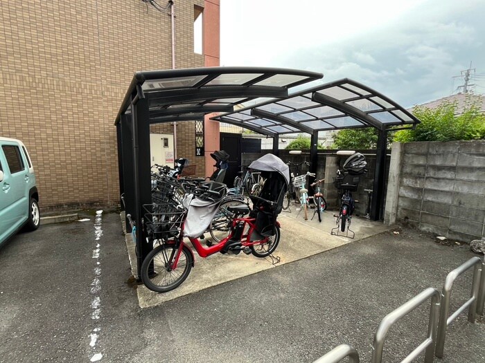 物件外観写真2　(駐輪場)