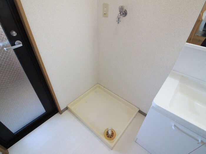 物件内観写真16　(洗濯機置場)