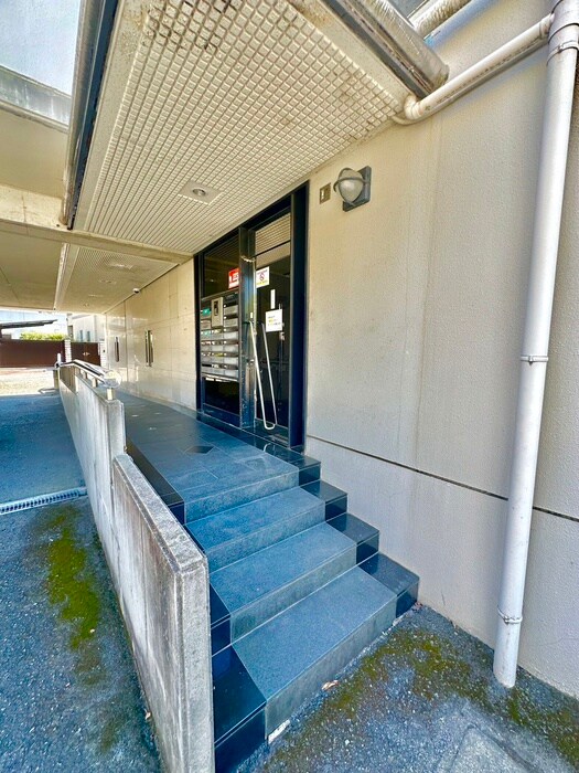 物件外観写真3　(エントランス部分)