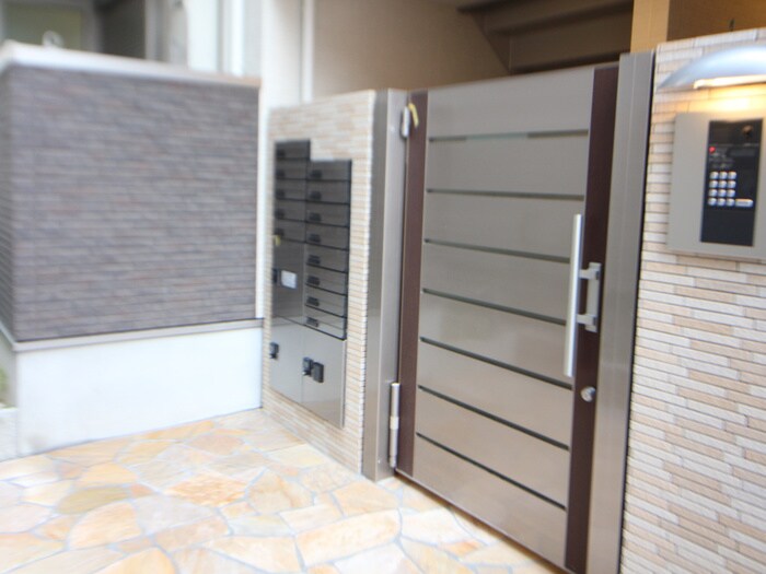 物件外観写真3　(エントランス部分)