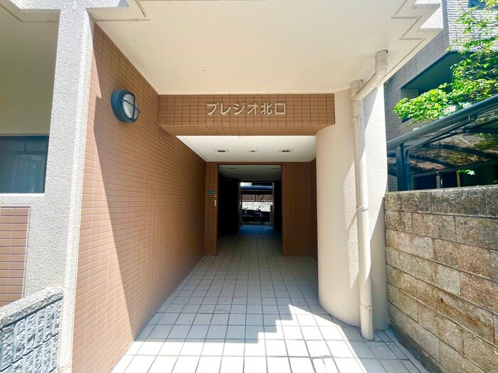 物件外観写真2　(エントランス部分)