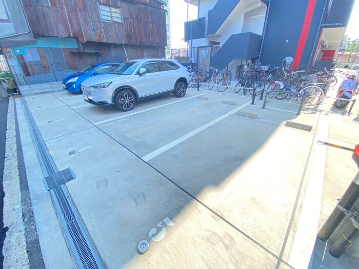 物件外観写真6　(駐車場)