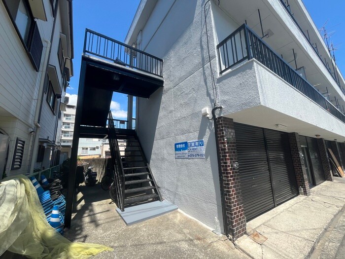 物件外観写真2　(エントランス部分)