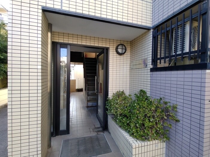物件外観写真3　(エントランス部分)