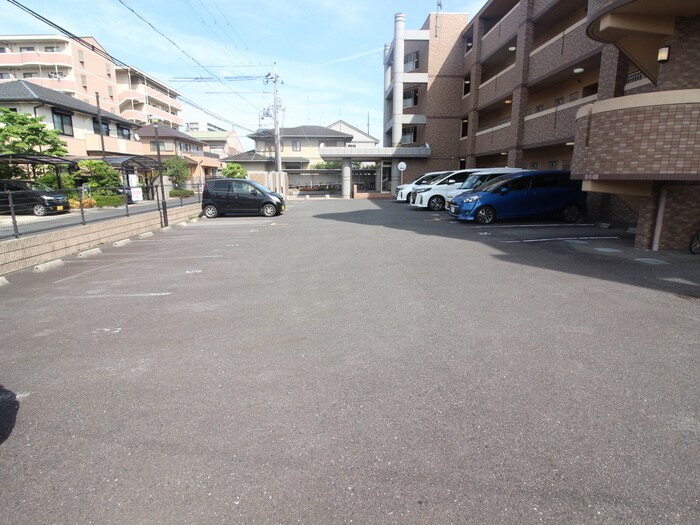 物件外観写真3　(駐車場)