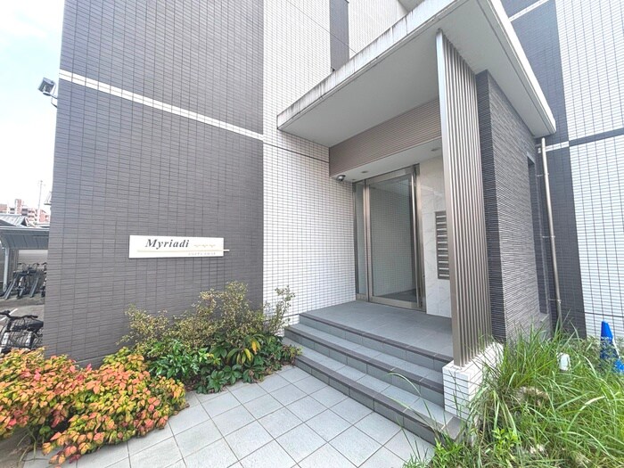 物件外観写真4　(エントランス部分)