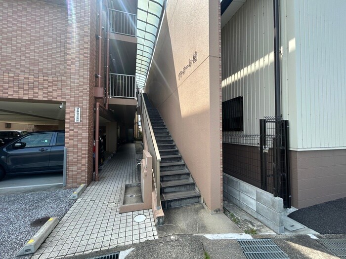 物件外観写真3　(エントランス部分)