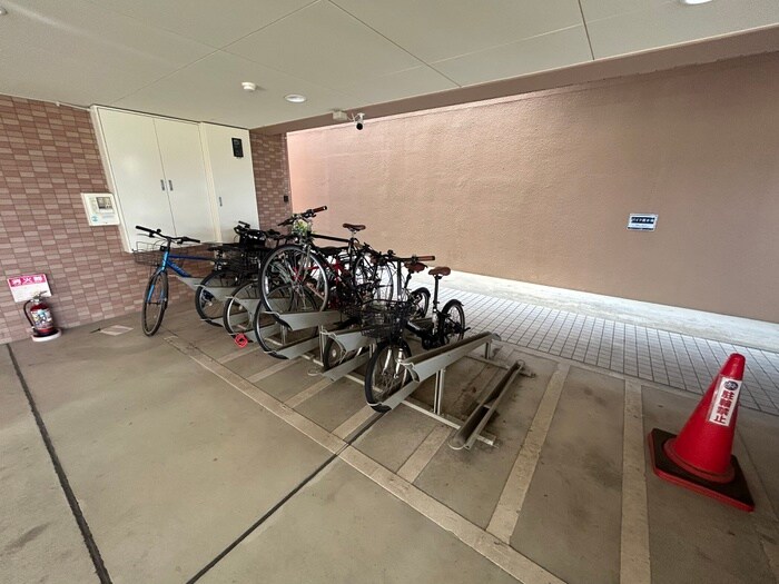 物件外観写真4　(駐輪場)