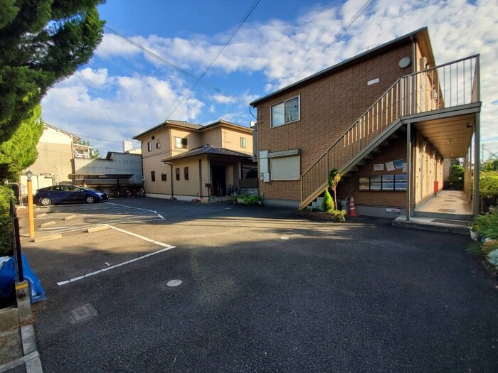 物件外観写真3　(駐車場)