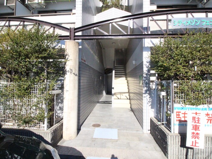 物件外観写真3　(エントランス部分)