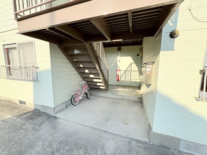 物件外観写真2　(エントランス部分)