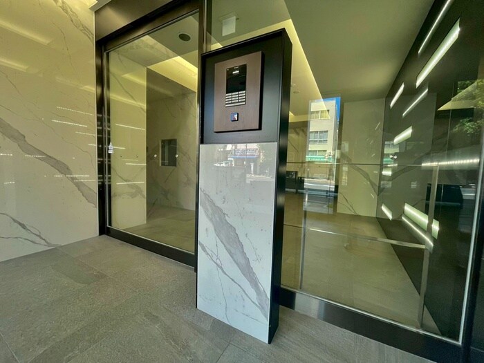 物件外観写真4　(エントランス部分)