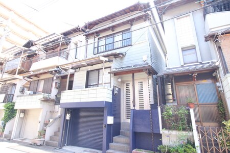 出戸ガレージ倉庫付貸家外観写真