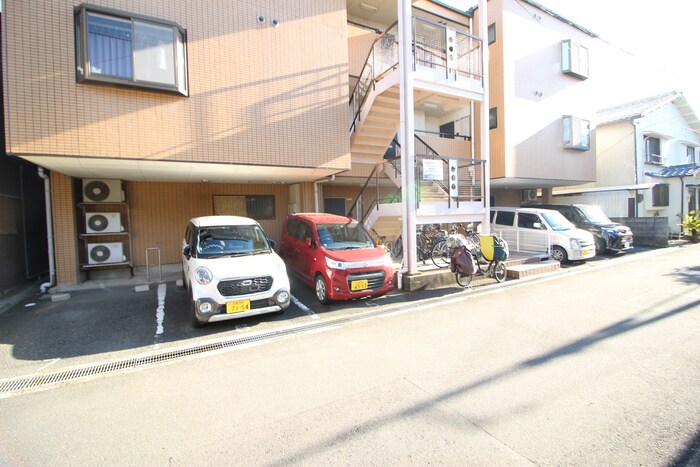 物件外観写真5　(駐車場)