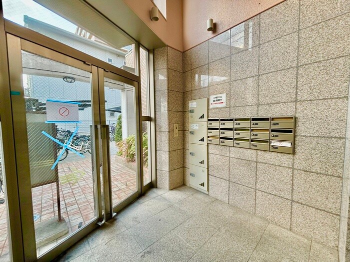 物件外観写真2　(エントランス部分)