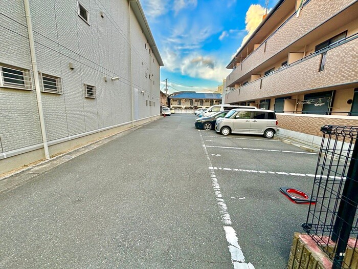 物件外観写真6　(駐車場)