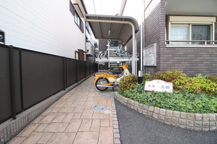 物件外観写真2　(エントランス部分)