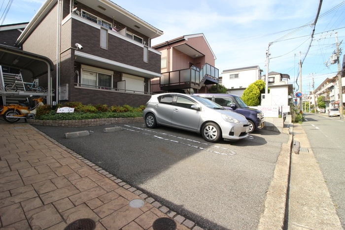 物件外観写真4　(駐車場)