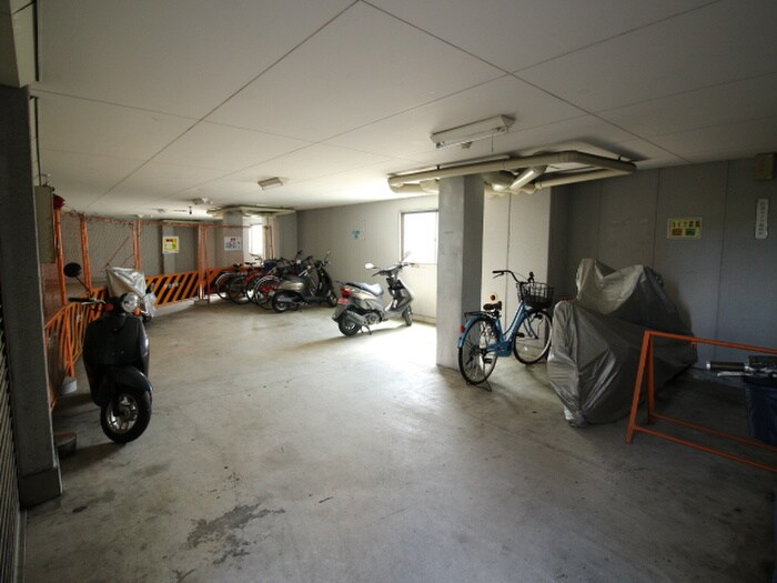 物件外観写真4　(駐輪場)