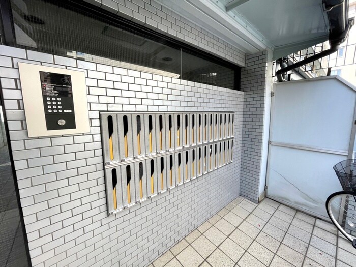 物件外観写真3　(エントランス部分)