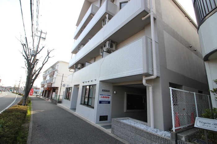 物件外観写真2　(エントランス部分)