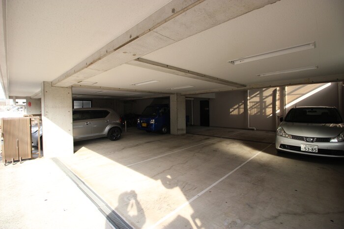 物件外観写真4　(駐車場)