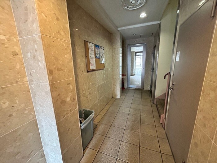 物件外観写真3　(エントランス部分)