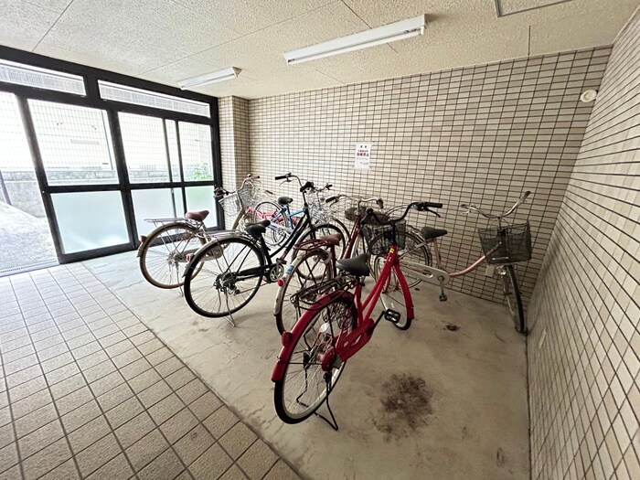 物件外観写真4　(駐輪場)