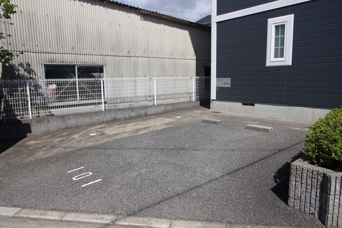 物件外観写真3　(駐車場)