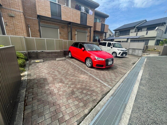 物件外観写真3　(駐車場)